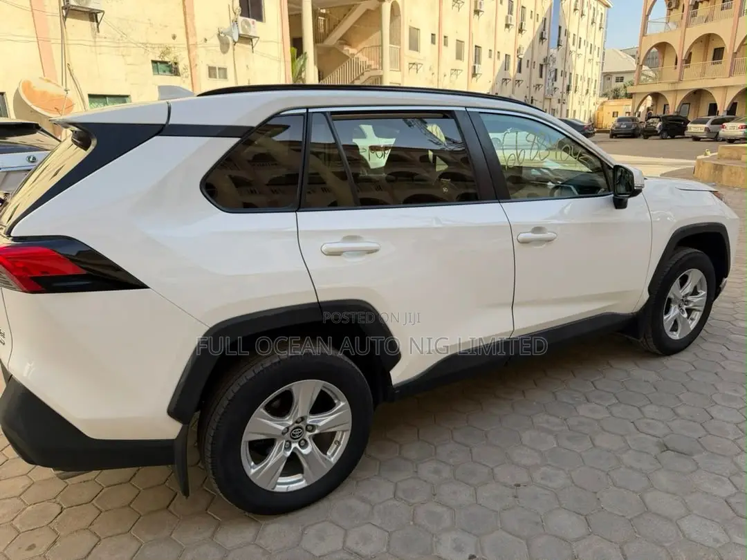 Toyota RAV4 XLE AWD 2019 White
