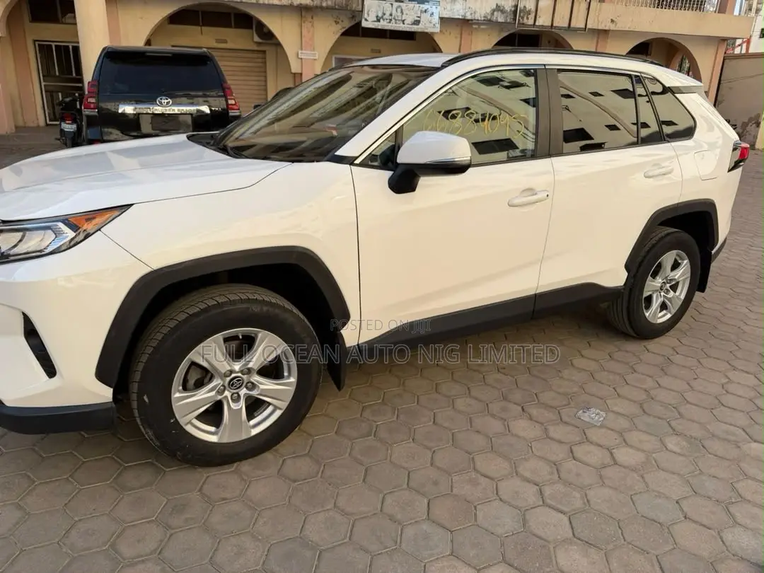 Toyota RAV4 XLE AWD 2019 White