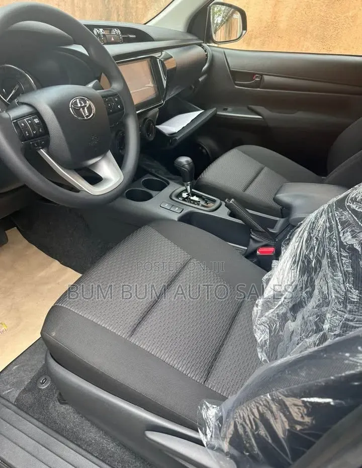 New Toyota Hilux 2025 Black