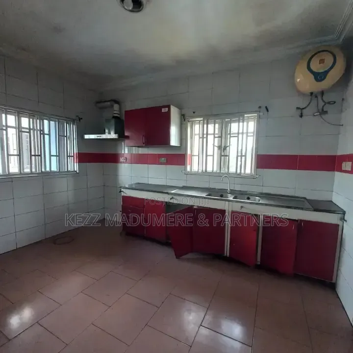 8bdrm Block of Flats in Rumuomasi Port for sale