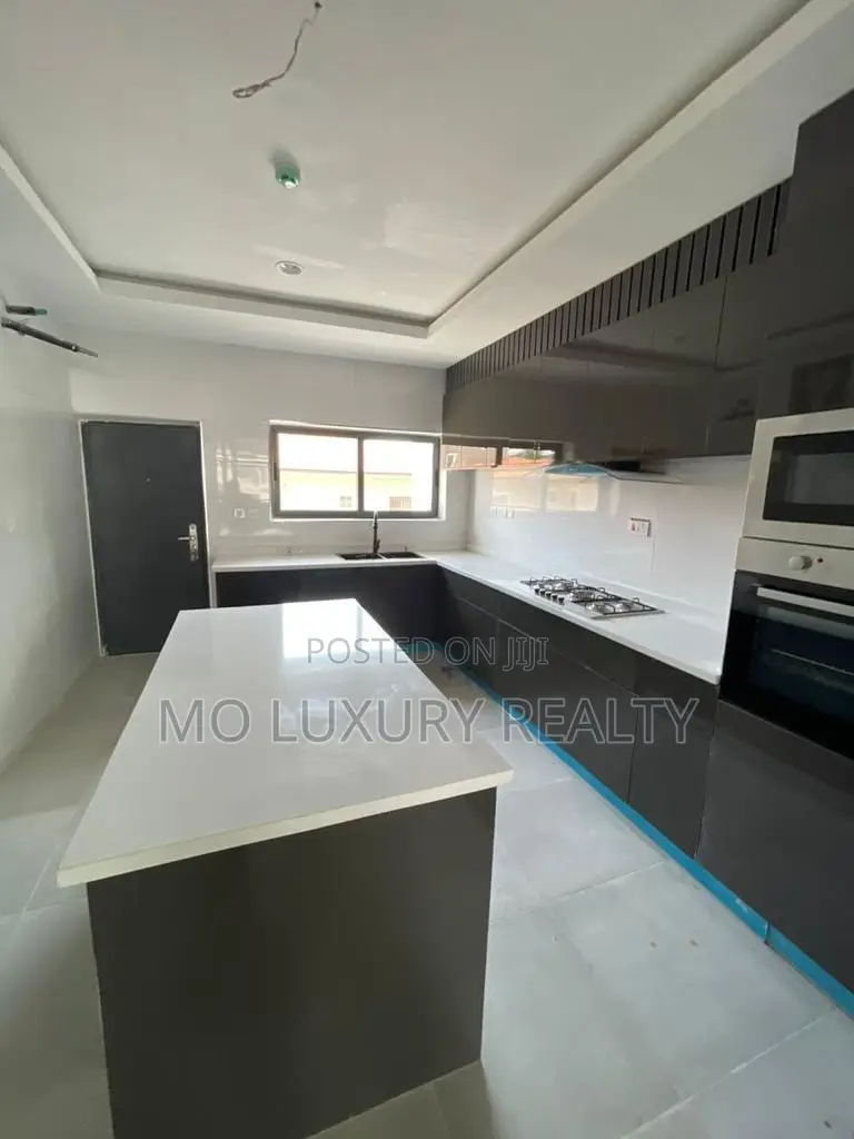 3bdrm Apartment in Lekki Phase 1 for rent