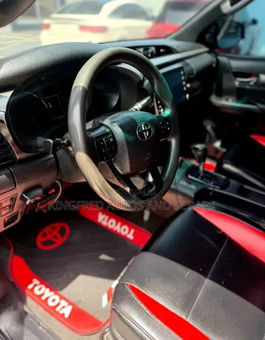 Toyota Hilux 2021 Black