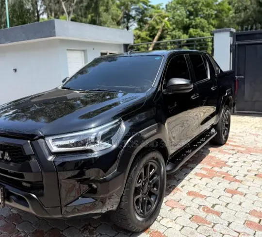 Toyota Hilux 2021 Black