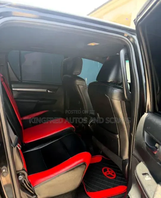 Toyota Hilux 2021 Black