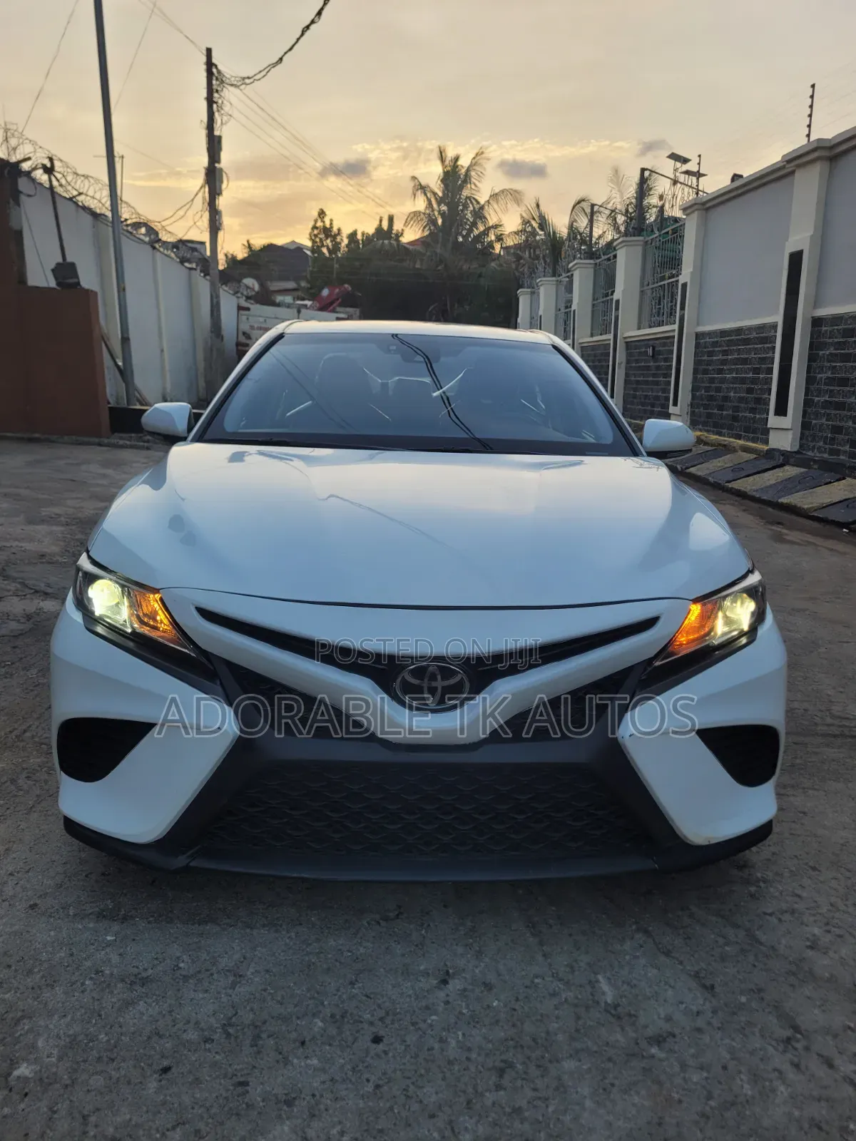 Toyota Camry SE FWD (2.5L 4cyl 8AM) 2018 White