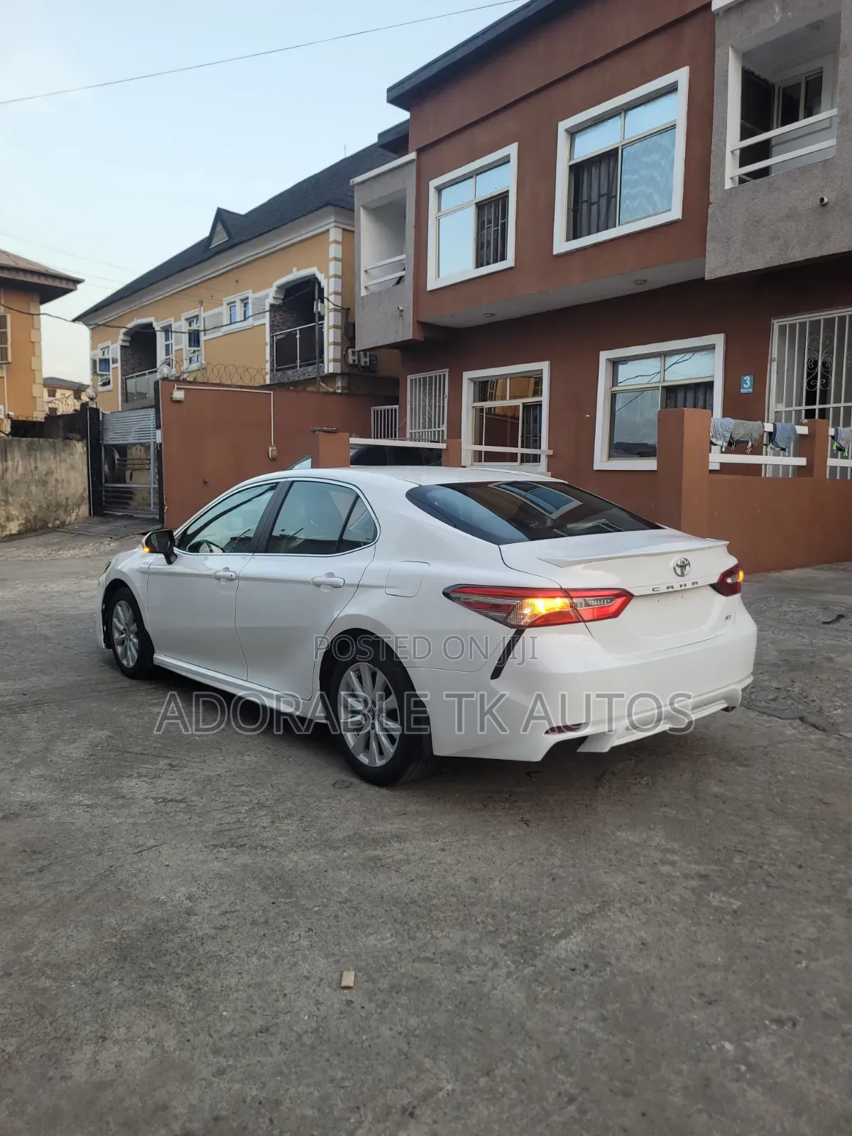 Toyota Camry SE FWD (2.5L 4cyl 8AM) 2018 White
