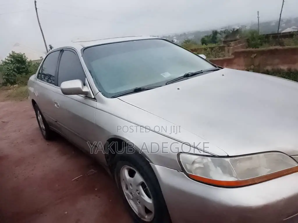 Honda Accord 2000 Silver