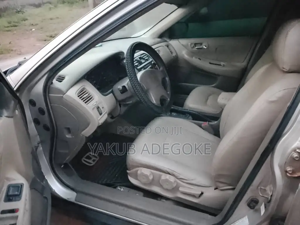 Honda Accord 2000 Silver