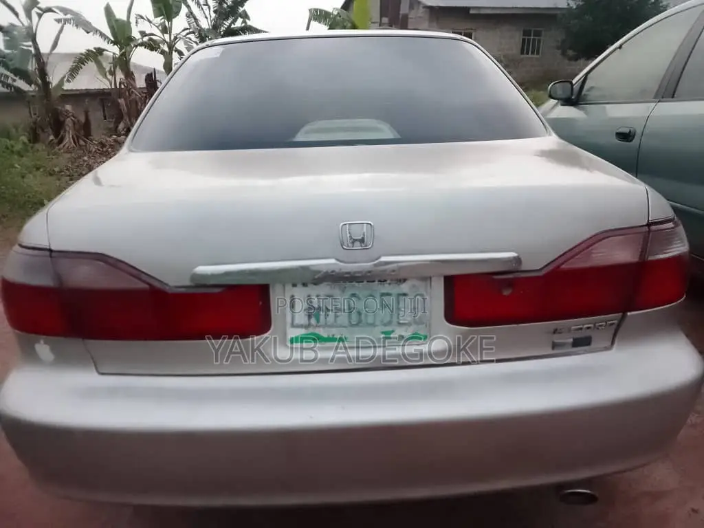 Honda Accord 2000 Silver