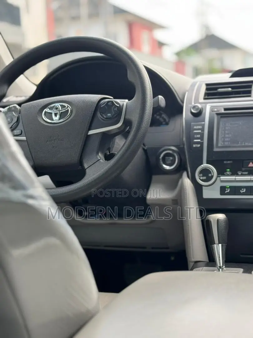 Toyota Camry SE 4dr Sedan (2.5L 4cyl 6A) 2013 Silver