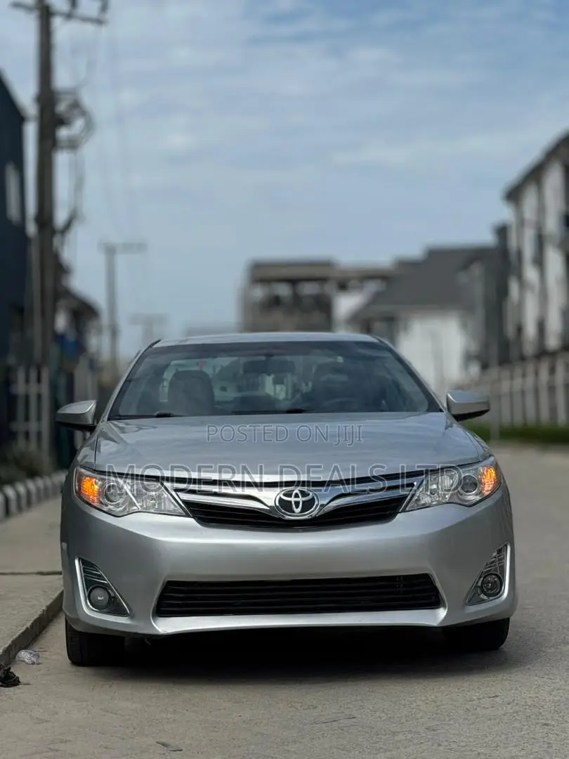 Toyota Camry SE 4dr Sedan (2.5L 4cyl 6A) 2013 Silver