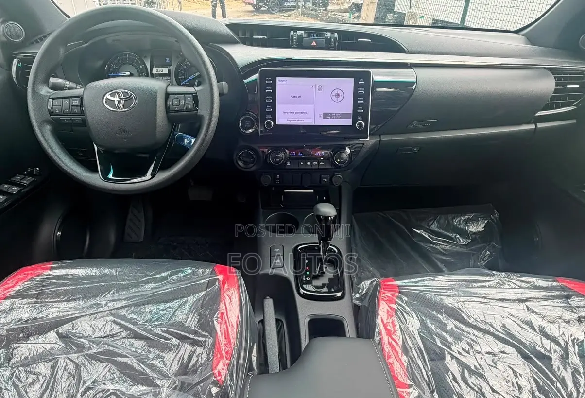 New Toyota Hilux 2025 Black