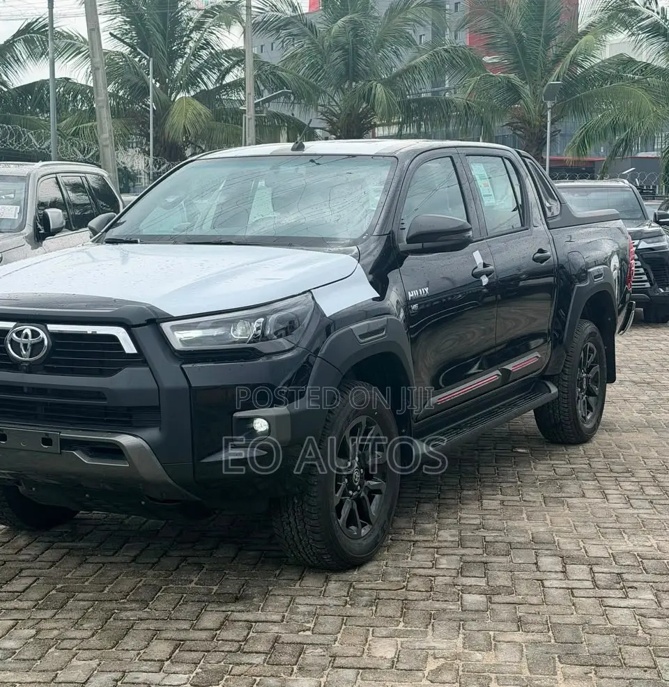 New Toyota Hilux 2025 Black
