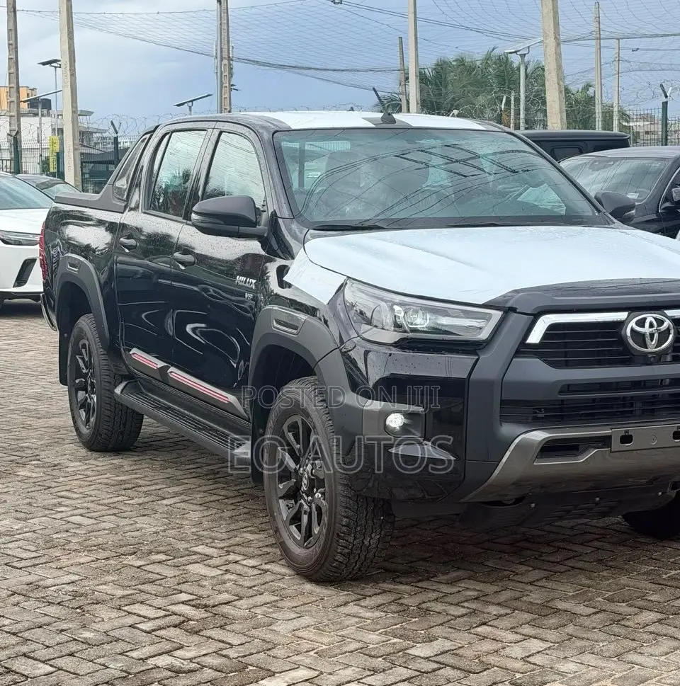 New Toyota Hilux 2025 Black