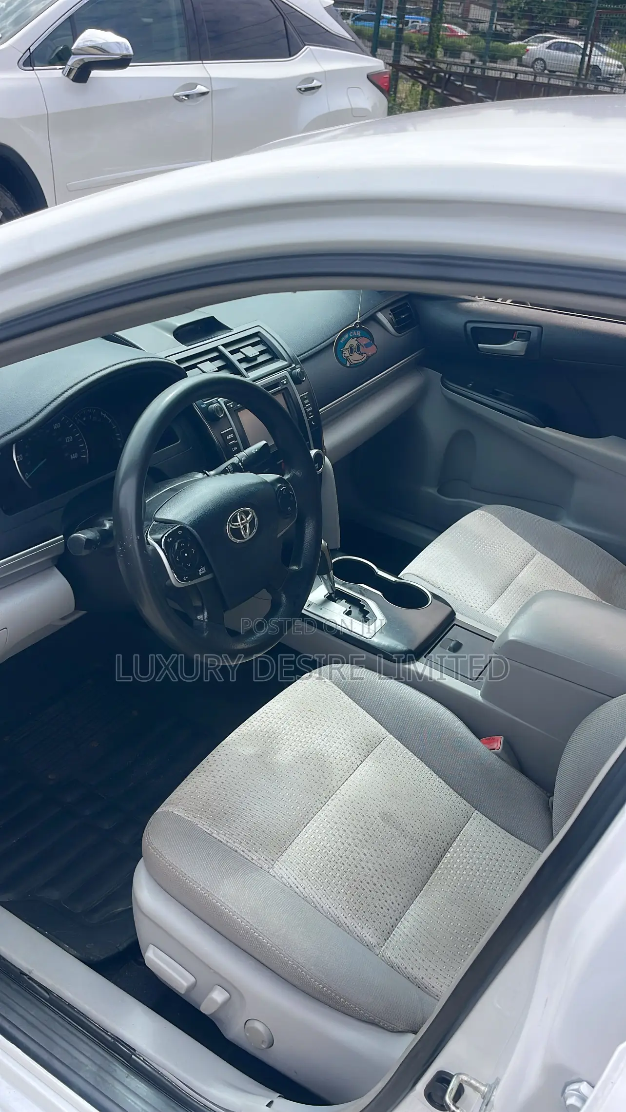 Toyota Camry LE 4dr Sedan (2.5L 4cyl 6A) 2014 White