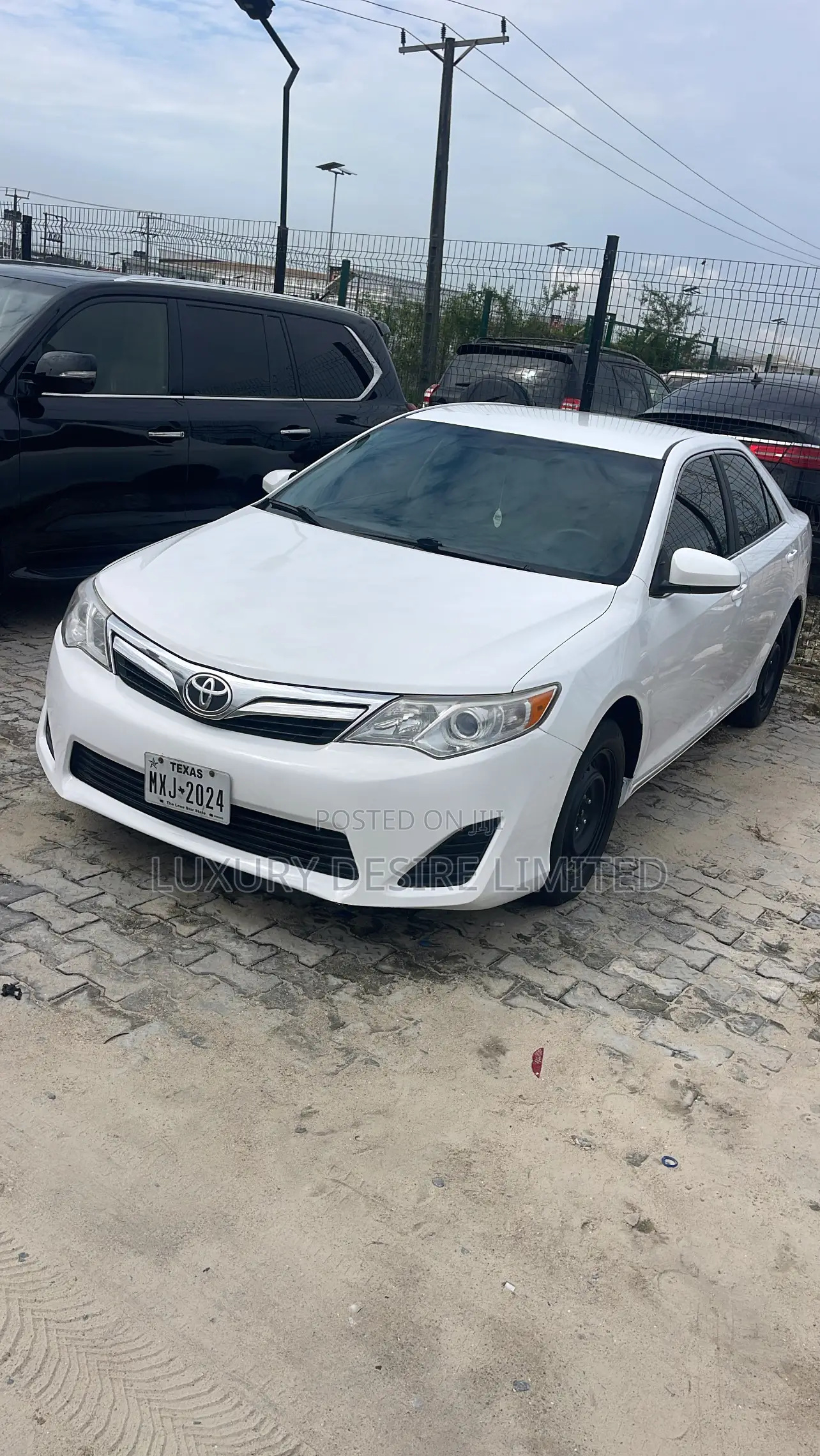 Toyota Camry LE 4dr Sedan (2.5L 4cyl 6A) 2014 White