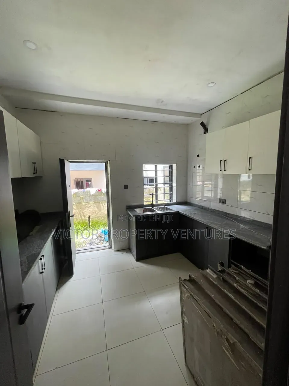 3bdrm Townhouse/Terrace in Dawaki for sale