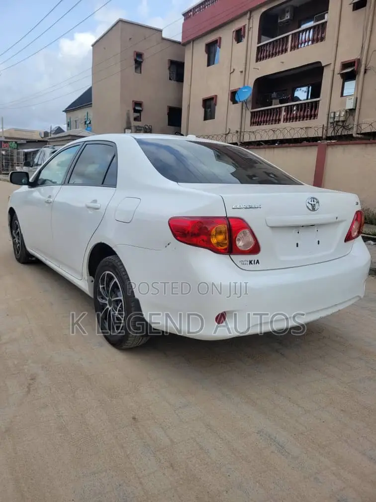 Toyota Corolla LE 4dr Sedan (1.8L 4cyl 4A) 2010 White