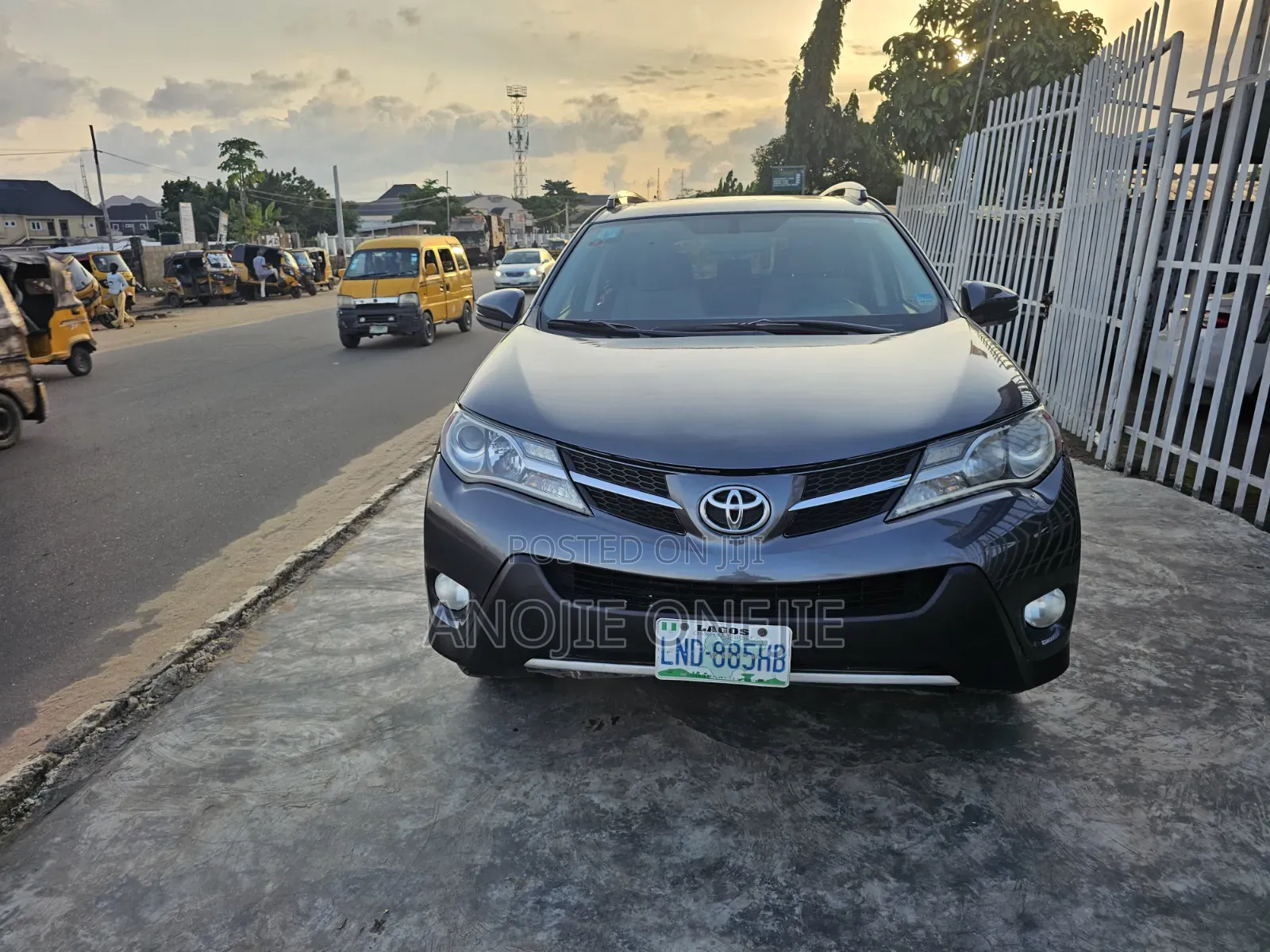Toyota RAV4 XLE 4dr SUV (2.5L 4cyl 6A) 2014 Gray