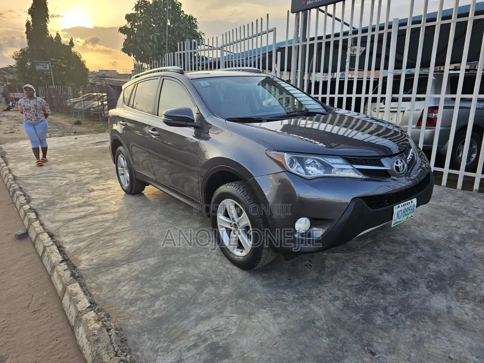 Toyota RAV4 XLE 4dr SUV (2.5L 4cyl 6A) 2014 Gray