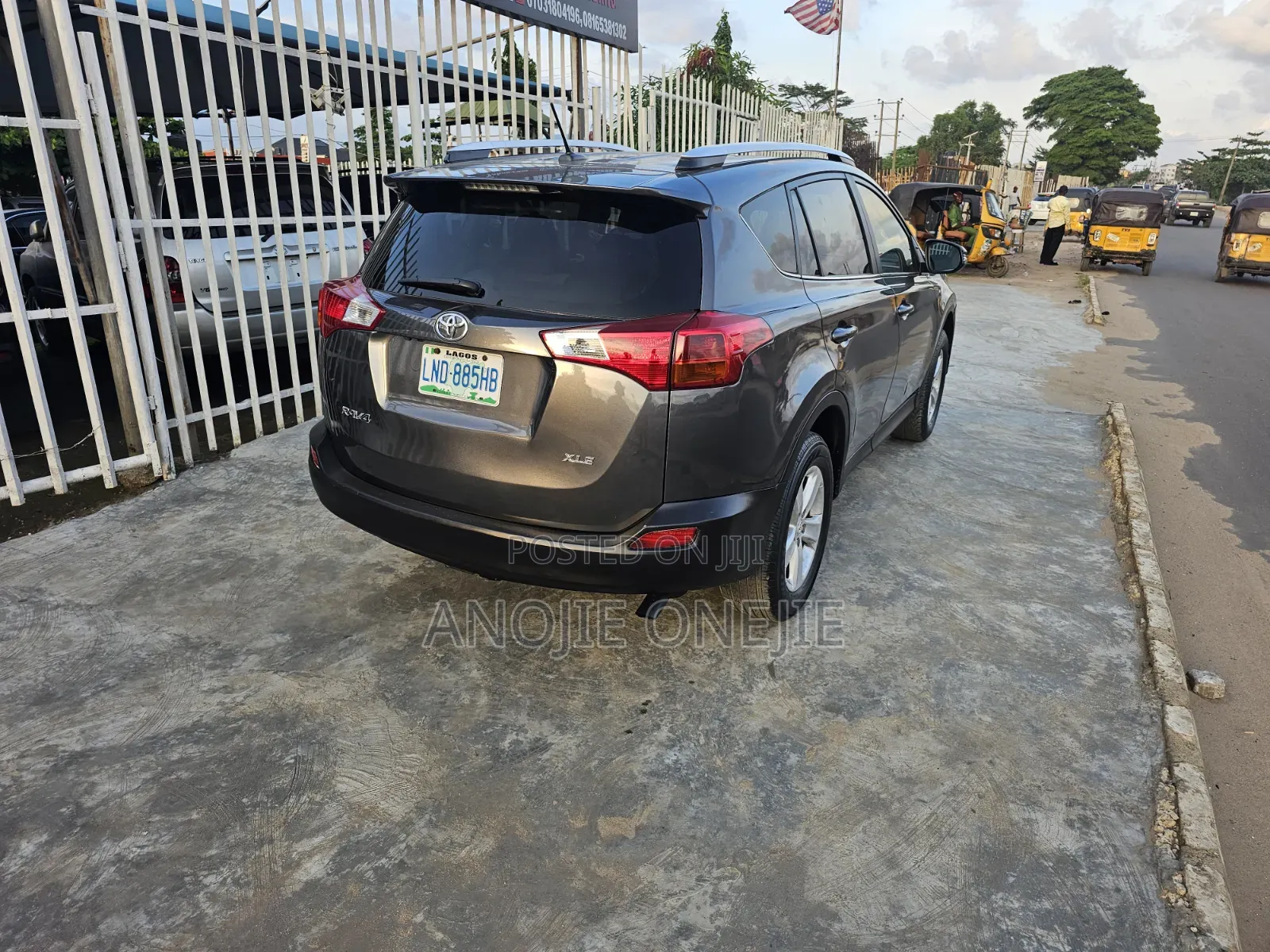 Toyota RAV4 XLE 4dr SUV (2.5L 4cyl 6A) 2014 Gray