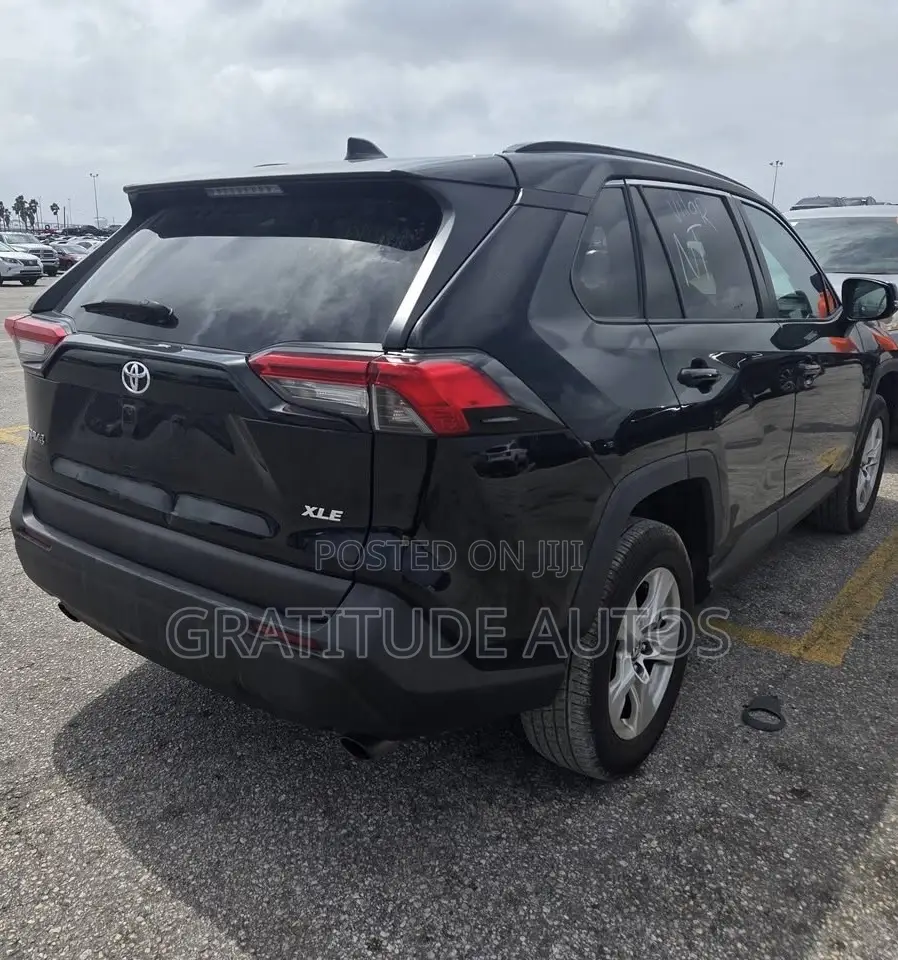 Toyota RAV4 XLE 2021 Black