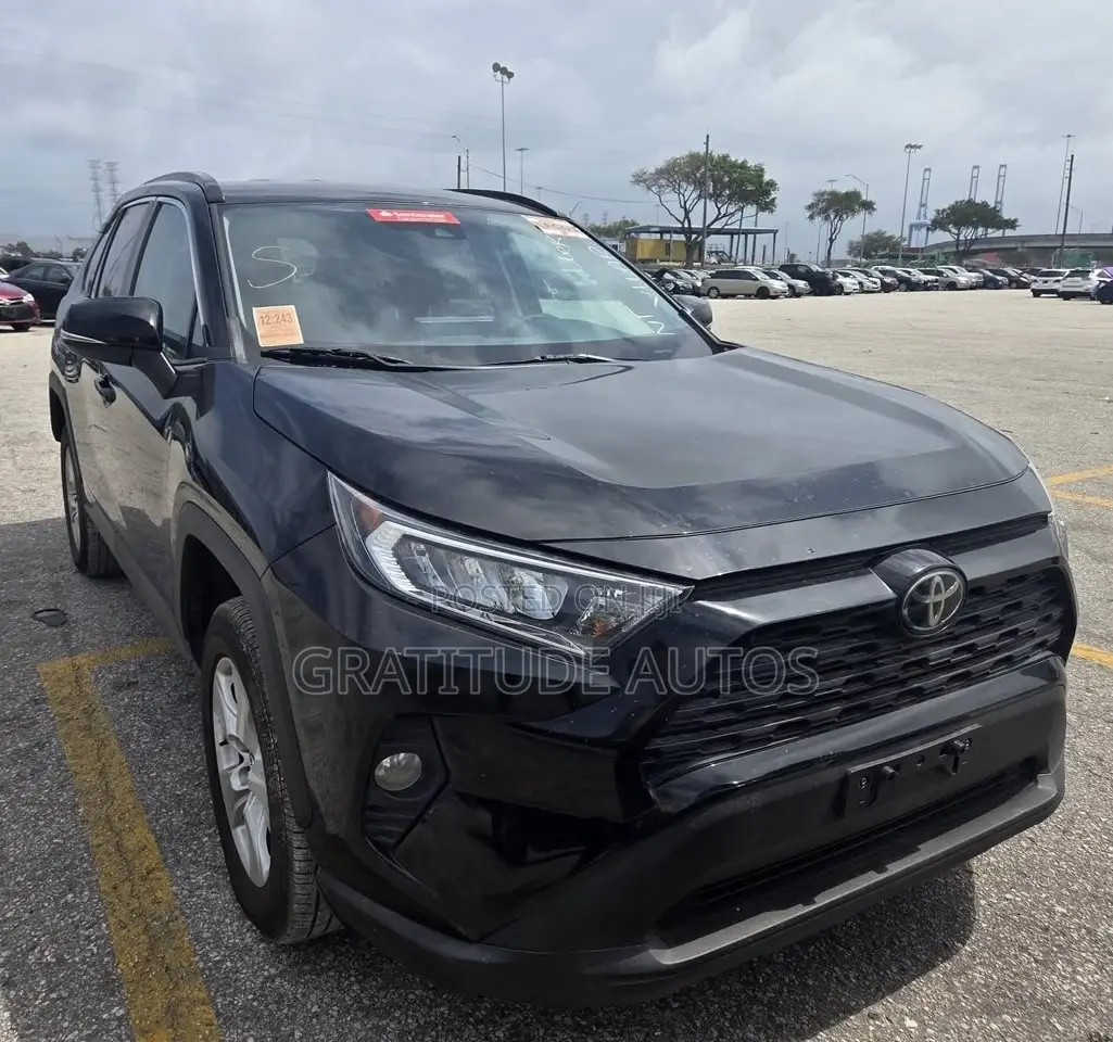 Toyota RAV4 XLE 2021 Black