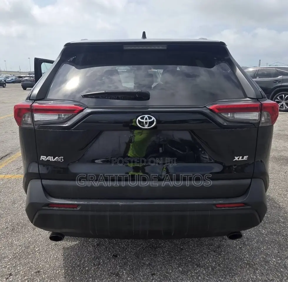 Toyota RAV4 XLE 2021 Black