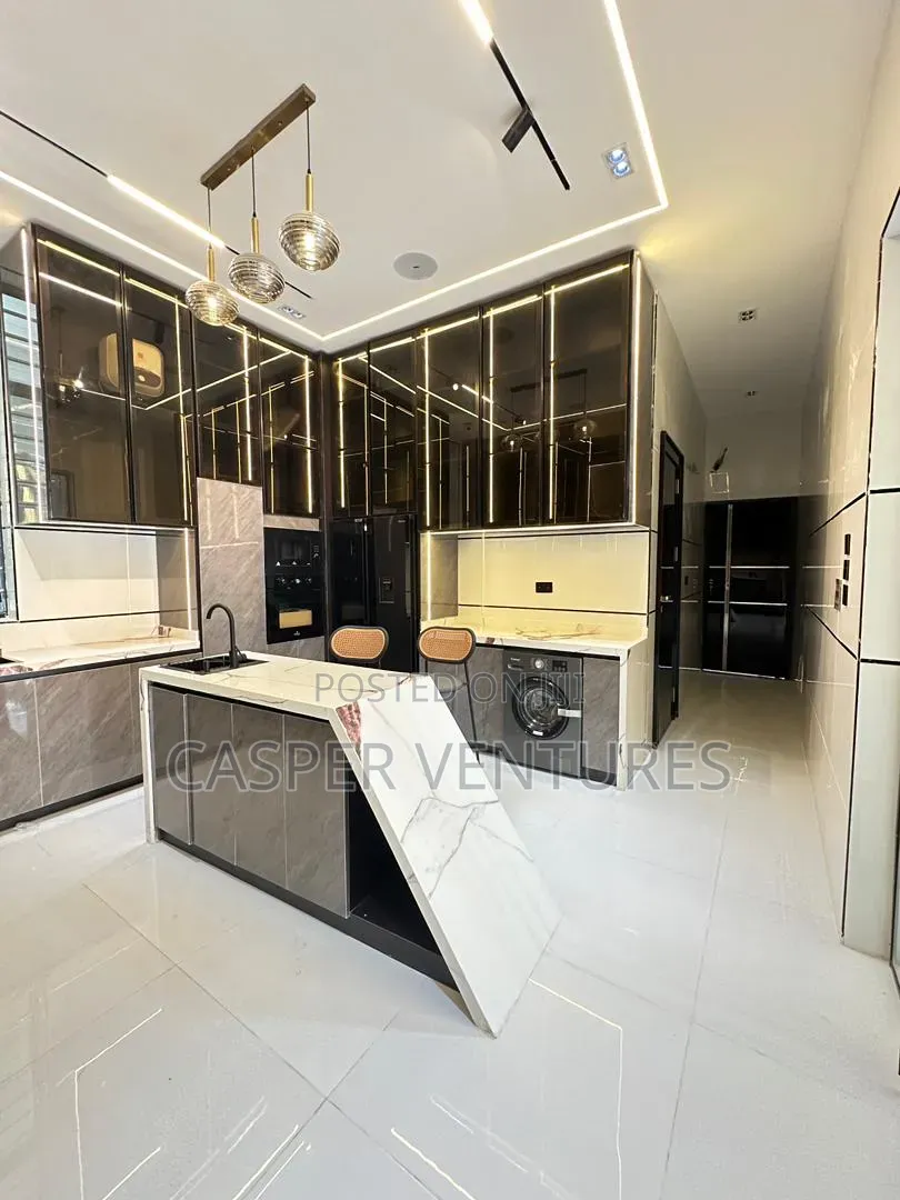 5bdrm Duplex in Chevron for sale