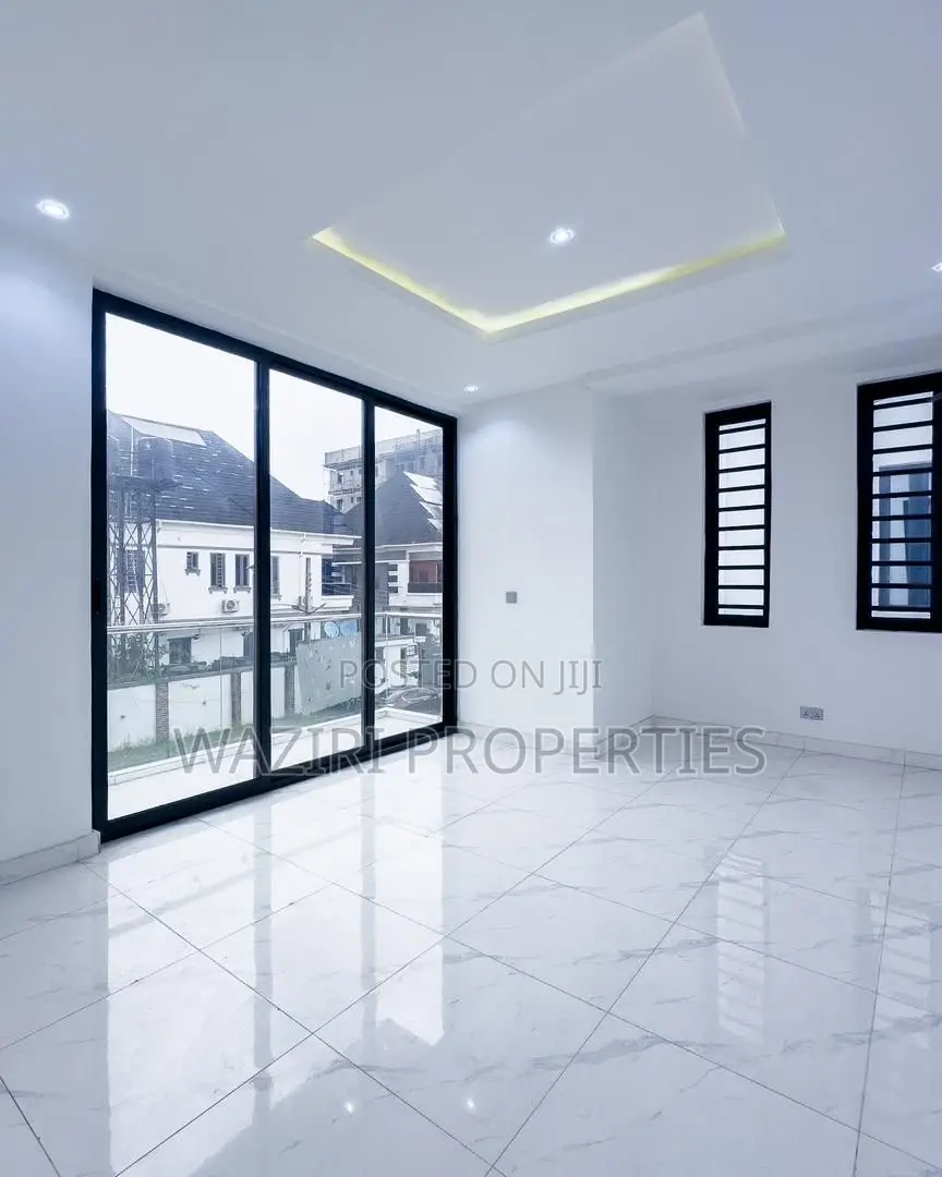 3bdrm Apartment in Lekki Phase 1 for sale