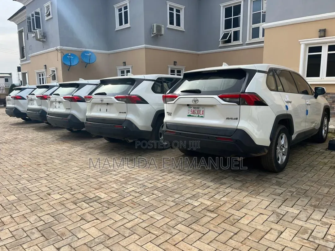 Toyota RAV4 2021 White