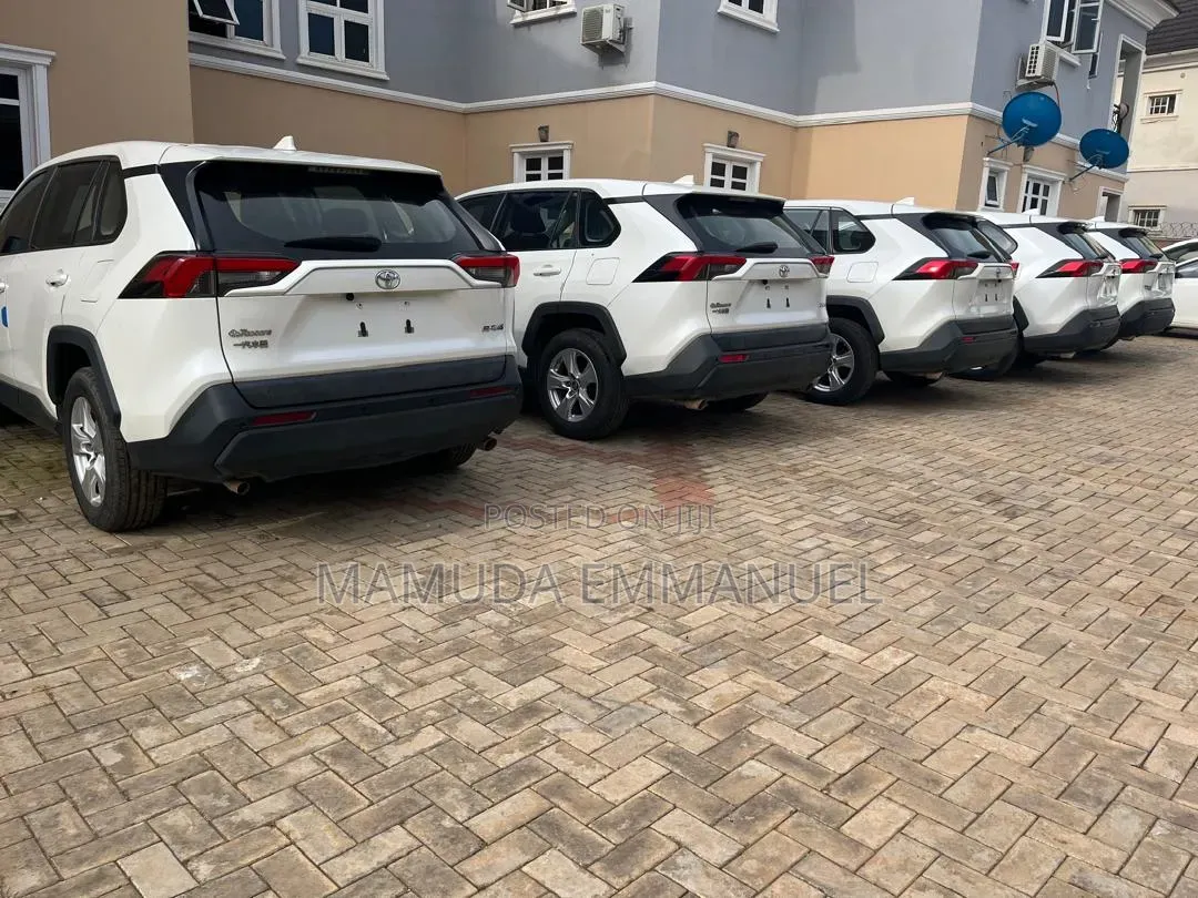 Toyota RAV4 2021 White
