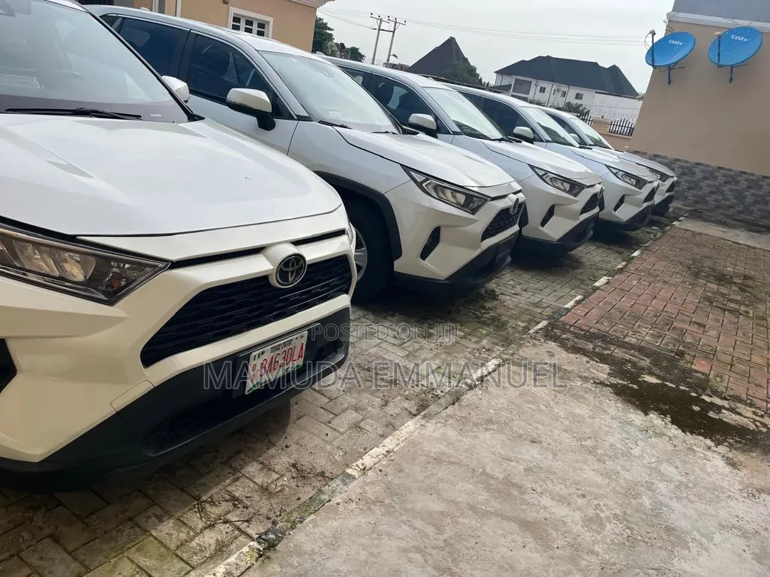 Toyota RAV4 2021 White