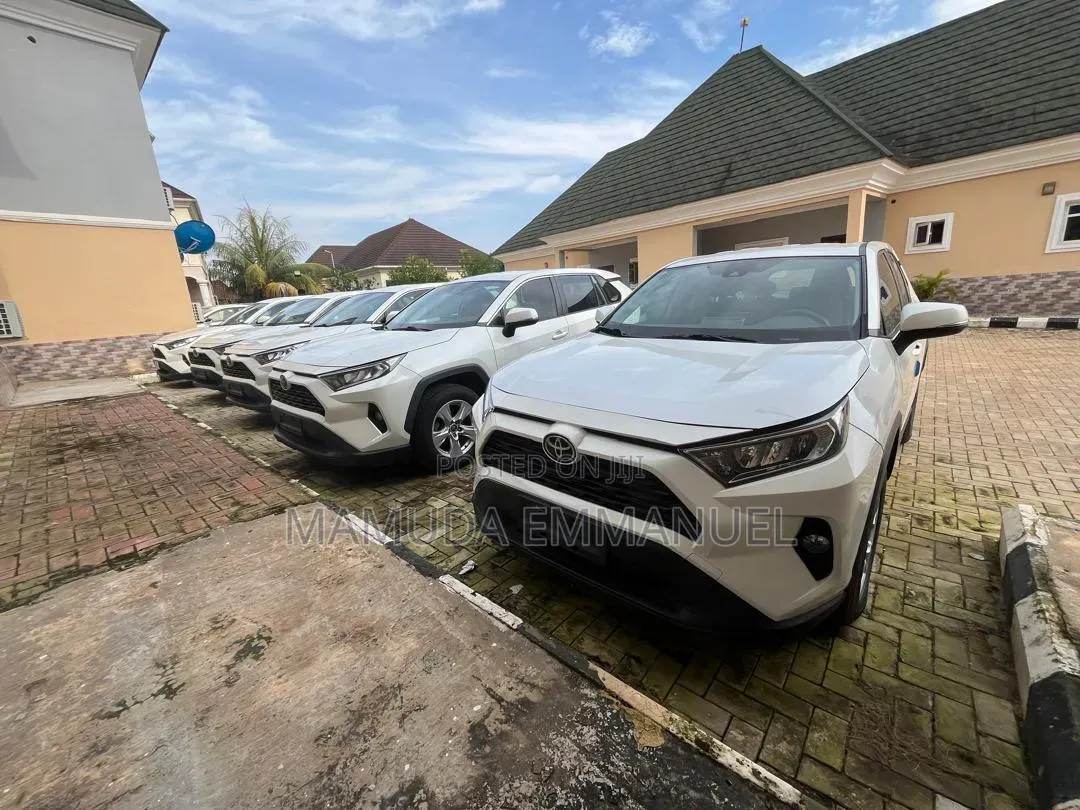 Toyota RAV4 2021 White