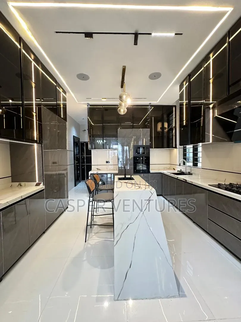 5bdrm Duplex in Chevron Drive for sale