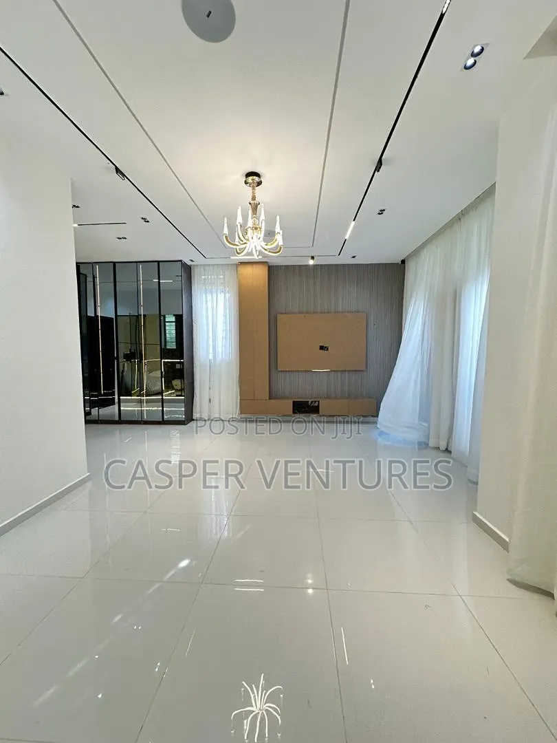 5bdrm Duplex in Chevron Drive for sale