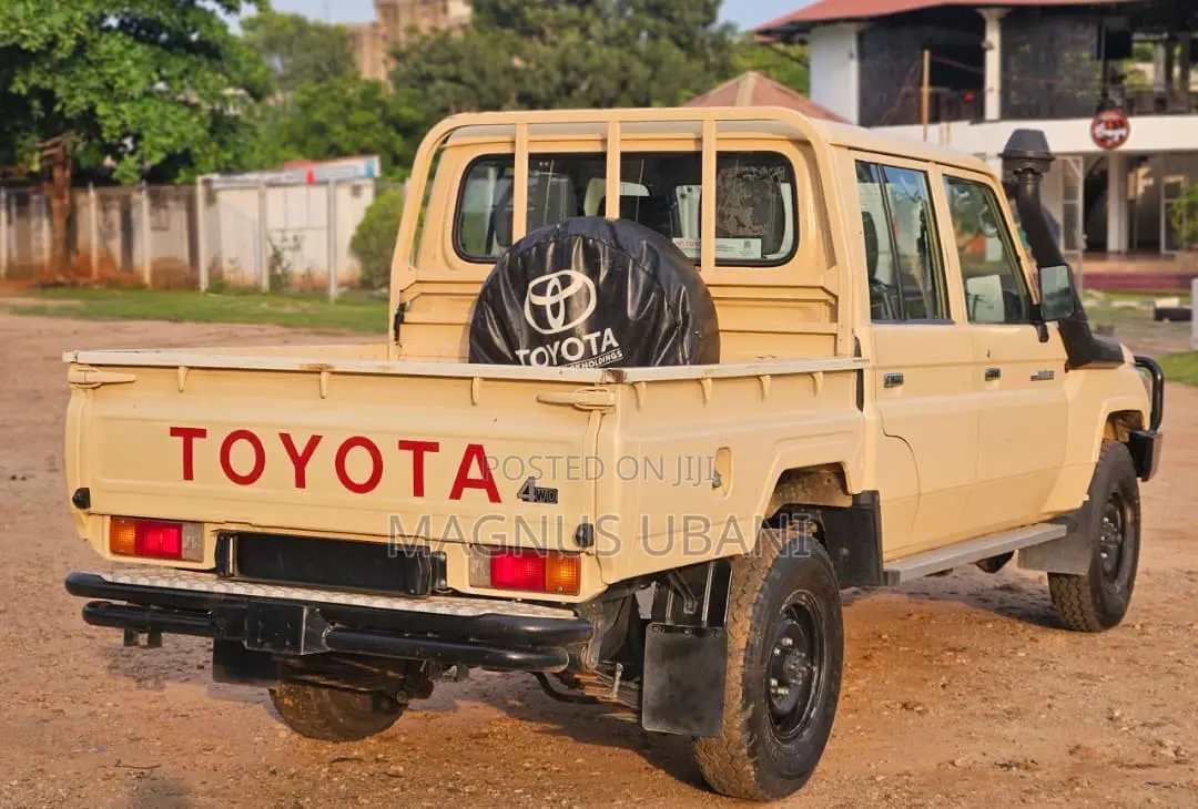 Toyota Land Cruiser 2023 Gold