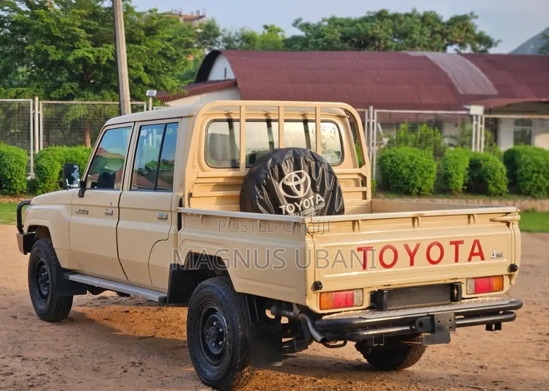 Toyota Land Cruiser 2023 Gold