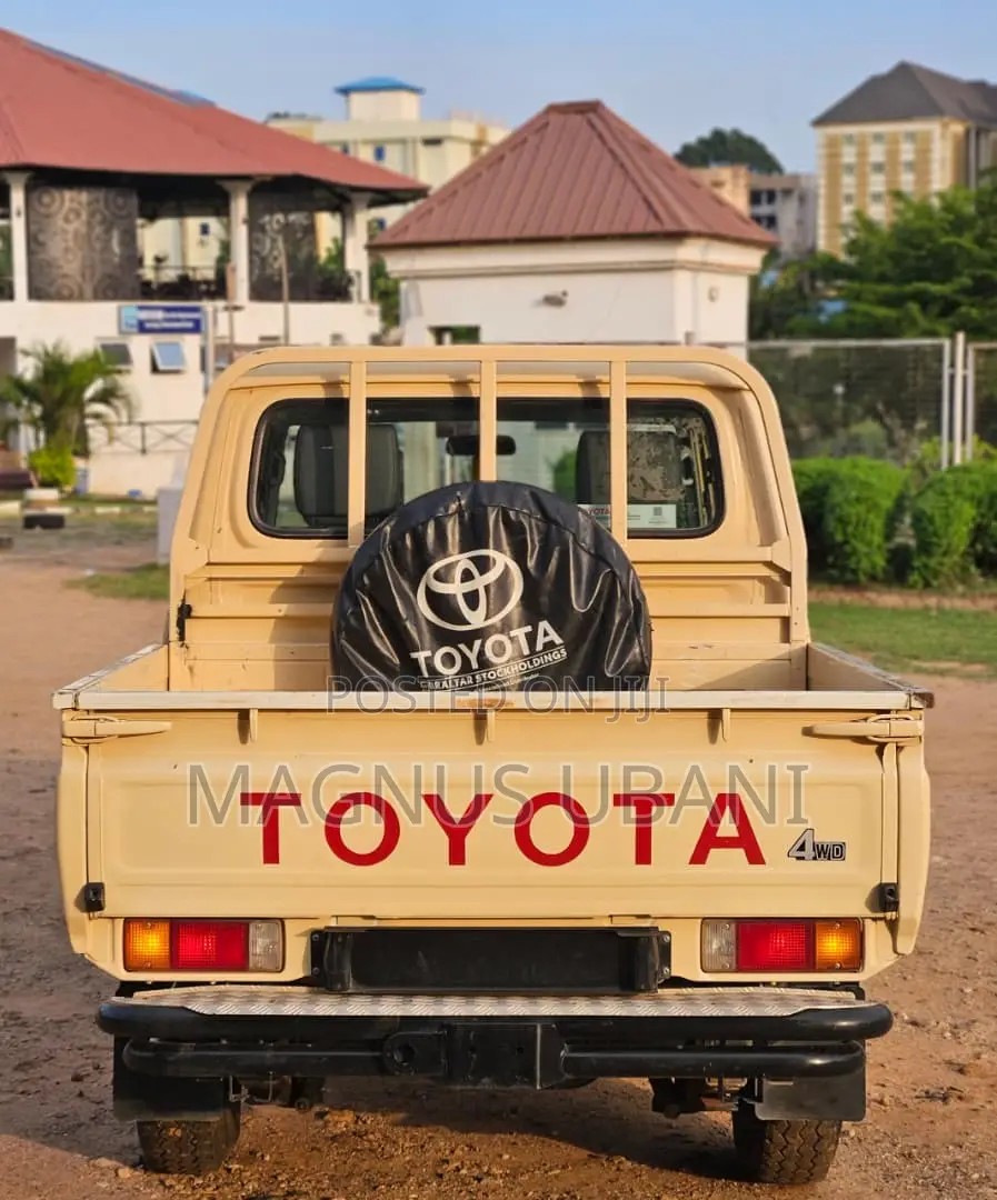 Toyota Land Cruiser 2023 Gold