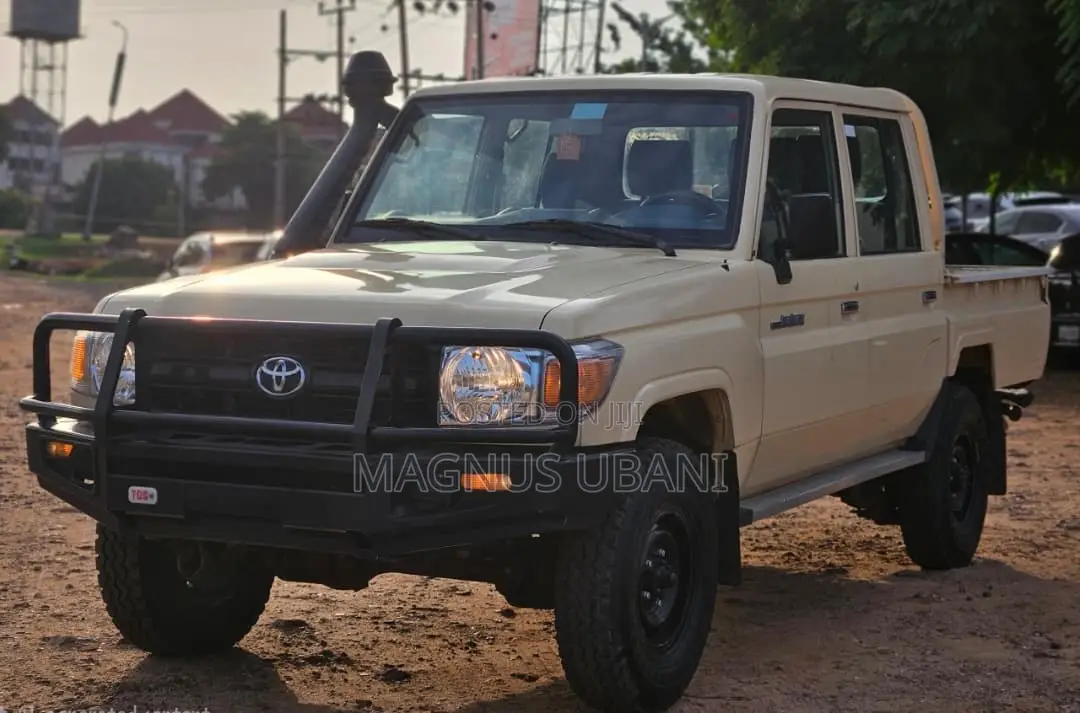 Toyota Land Cruiser 2023 Gold