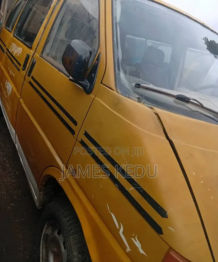 Volkswagen Transporter 2006 Yellow