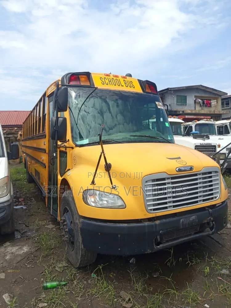 Freightliner M2 Ameritrans 2010 Yellow