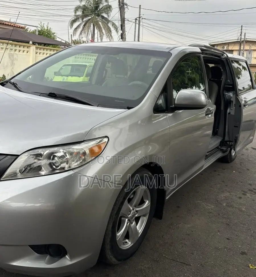 Toyota Sienna LE 7 Passenger 2011 Silver
