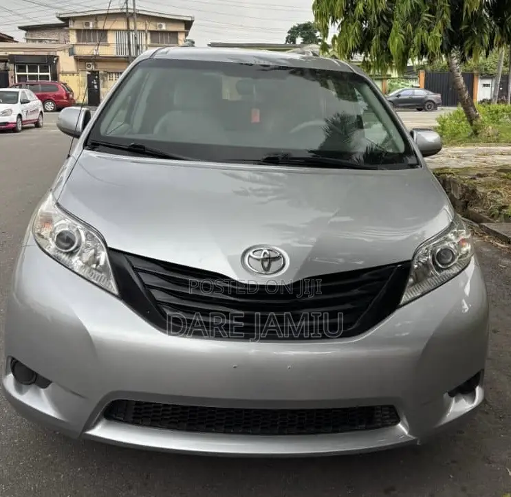 Toyota Sienna LE 7 Passenger 2011 Silver