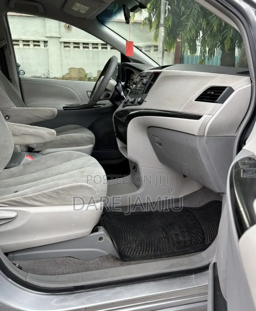 Toyota Sienna LE 7 Passenger 2011 Silver