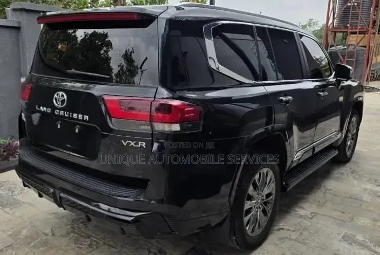 Toyota Land Cruiser LC300 2025 Black