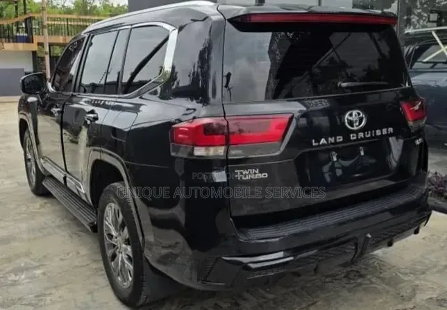 Toyota Land Cruiser LC300 2025 Black