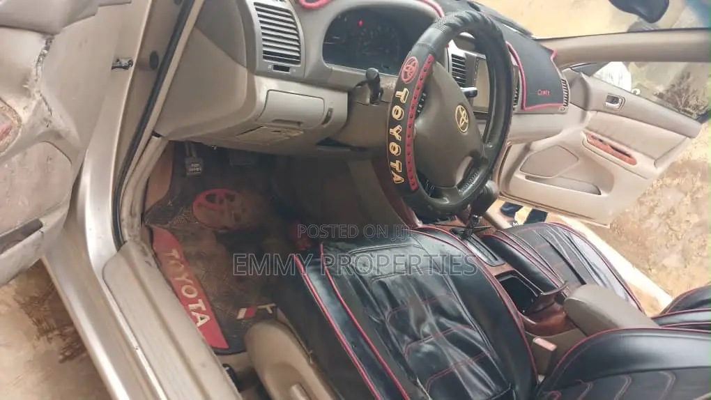 Toyota Camry LE V6 4dr Sedan (3.0L 6cyl 5A) 2005 Gold