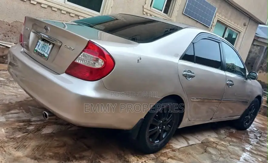 Toyota Camry LE V6 4dr Sedan (3.0L 6cyl 5A) 2005 Gold