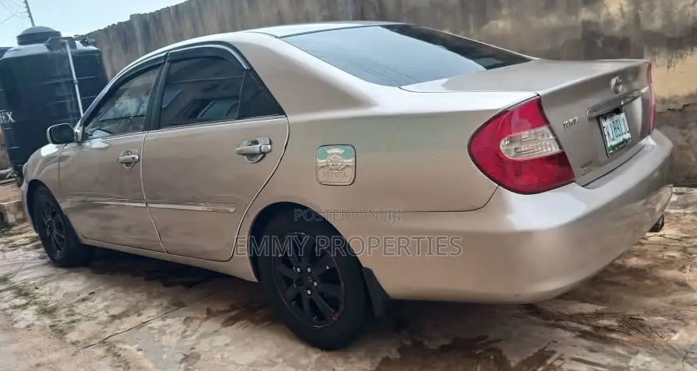 Toyota Camry LE V6 4dr Sedan (3.0L 6cyl 5A) 2005 Gold